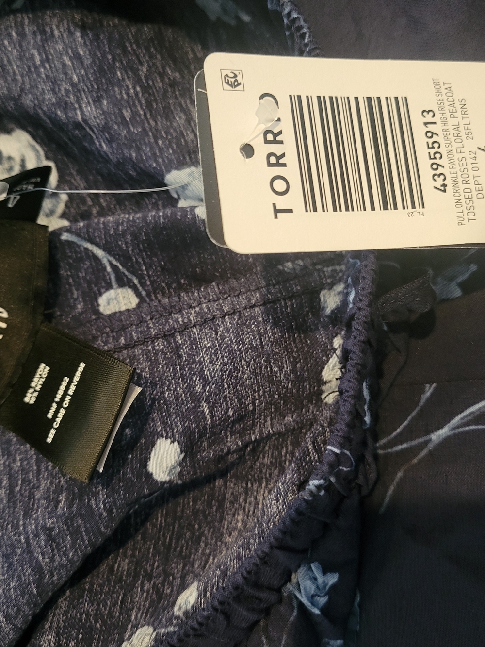 TORRID NWT Navy and Light Blue Floral SHORTS - Picture 4 of 4